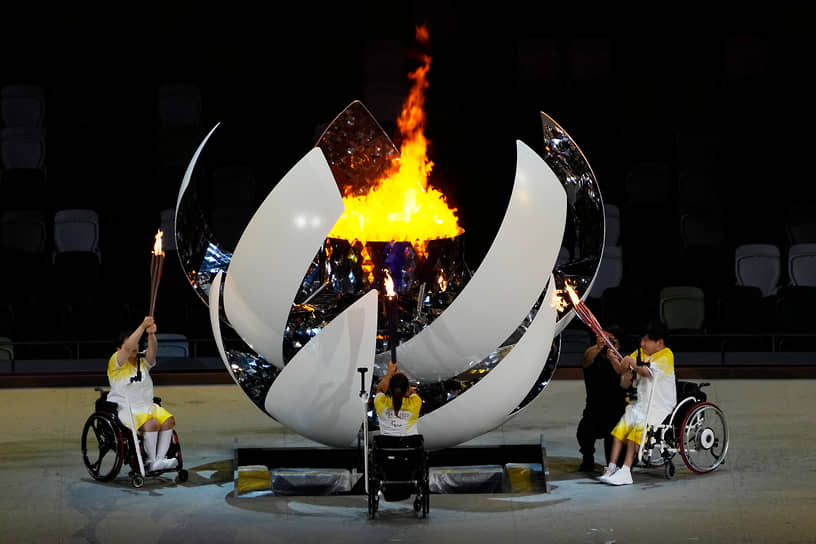 Огонь Игр зажгли японские паралимпийцы