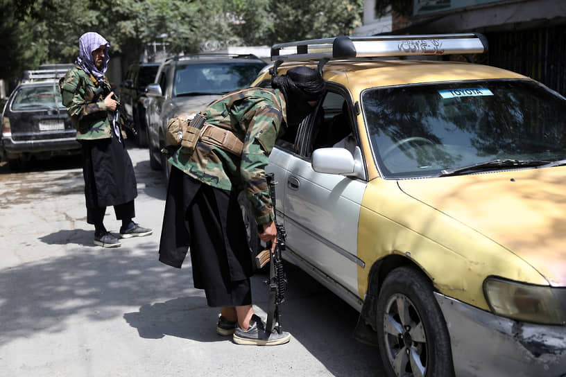 Страну также пытаются покинуть и граждане Афганистана
&lt;br>На фото: боевики проверяют автомобили на контрольно-пропускном пункте