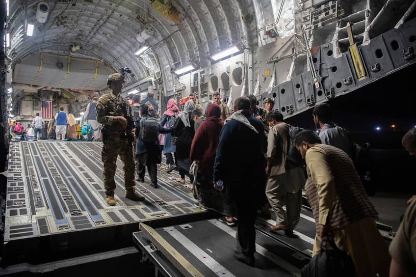 В первые дни эвакуации в аэропорту Кабула и его окрестностях произошла давка, погибли не менее 20 человек
&lt;br>На фото: эвакуация граждан Афганистана