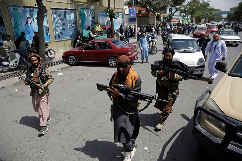 «Если они намерены продолжить оккупацию, это вызовет реакцию»,— добавил Сухейл Шахин
&lt;br>На фото: боевики патрулируют улицы Кабула