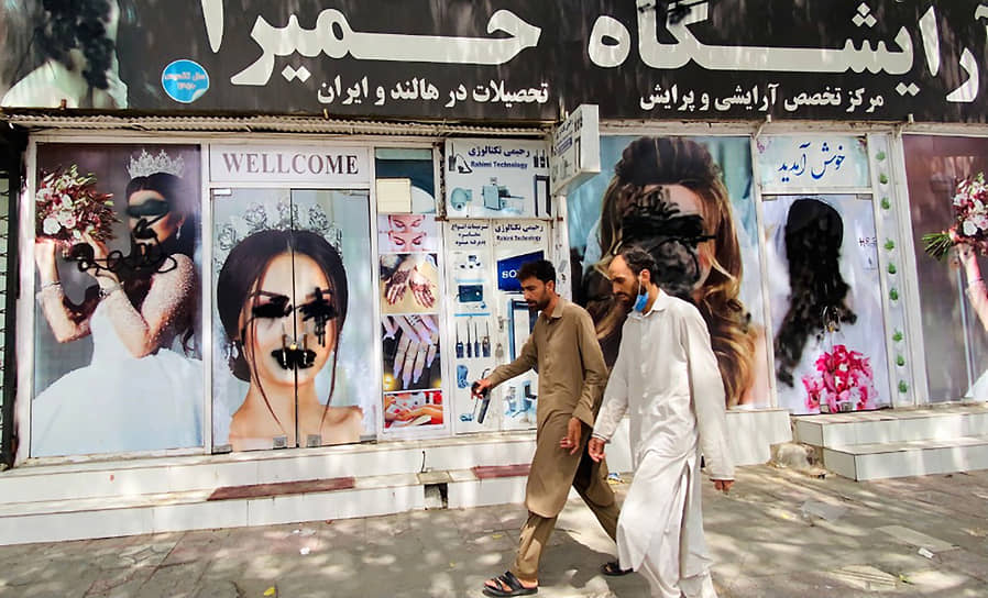 На фоне захвата власти талибами (участники террористического движения «Талибан», запрещенного в РФ) ряд стран начали эвакуацию своих граждан
&lt;br>На фото: закрашенные лица моделей на рекламных банерах 