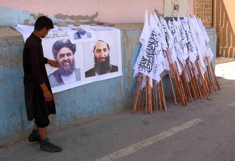 23 августа при столкновении у аэропорта Кабула погибли семь человек, в том числе четверо пытавшихся покинуть Афганистан
&lt;br>На фото: местный житель продает плакаты с изображением лидеров террористического движения «Талибан» (запрещено в РФ)