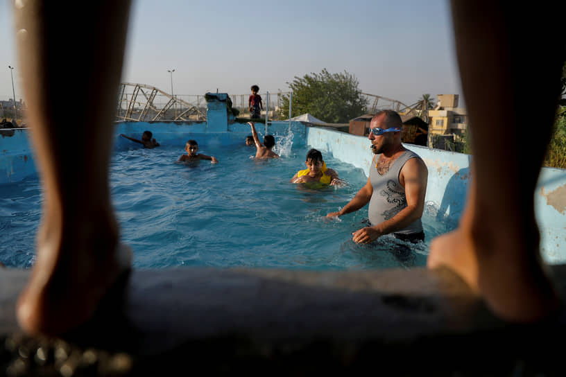 Мосул, Ирак. Тренировка по плаванию в бассейне 
