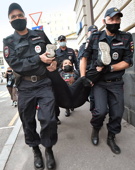 Москва. Акция солидарности с женщинами Афганистана у здания посольства