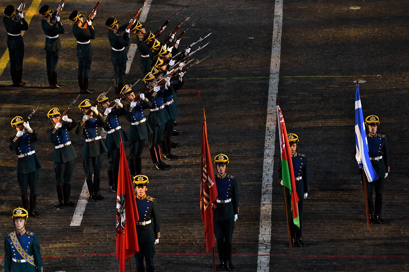 Первым на брусчатку Красной площади по традиции вышел президентский оркестр вместе с ротой специального караула Президентского полка 