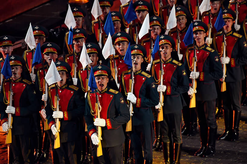Военнослужащие роты почетного караула 154 отдельного комендантского Преображенского полка во время церемонии открытия фестиваля