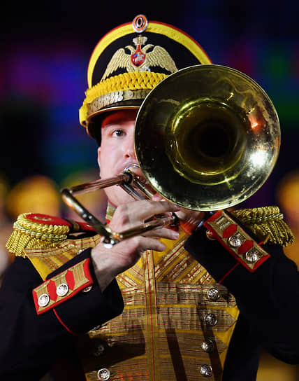 Музыкант центрального военного оркестра Министерства обороны России во время выступления 