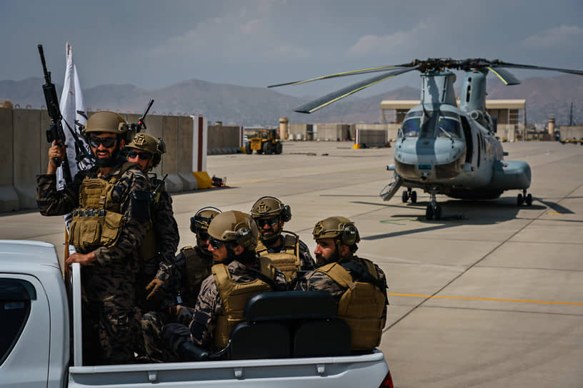 Боевики «Талибана» (запрещен в РФ) в обмундировании и с оружием, оставшимся после вывода американских войск