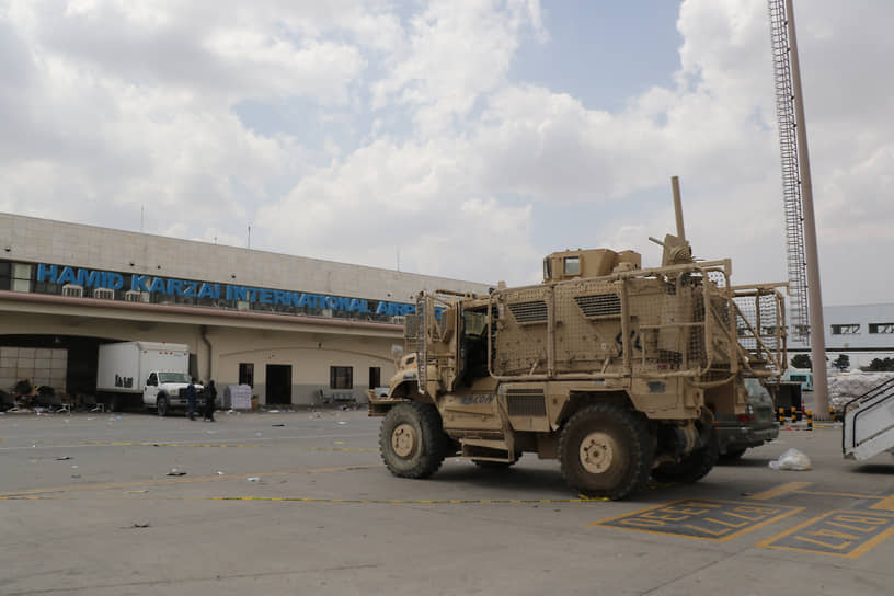 Бронеавтомобиль в аэропорту Кабула, перешедшего под контроль талибов
