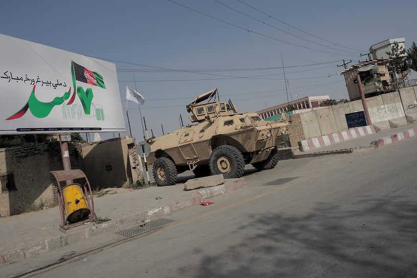 Брошенный американский бронеавтомобиль на улице Кабула