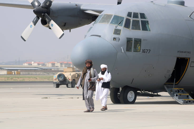 Талибы у оставленного военно-транспортного самолета в аэропорту Кабула