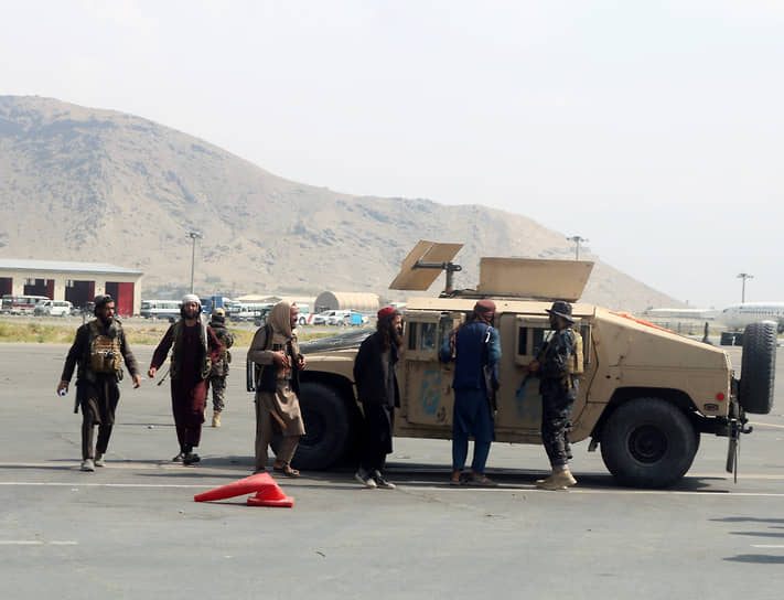 Талибы патрулируют аэропорт Кабула на трофейном военном внедорожнике Humvee