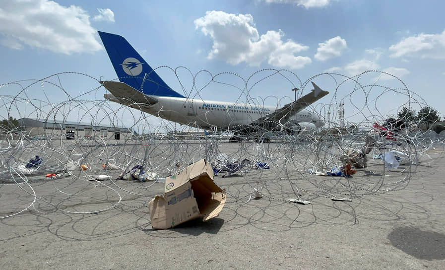 Пассажирский самолет в аэропорту Кабула, перешедшего под контроль талибов