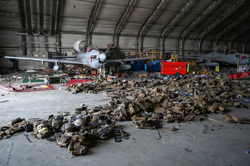 Захваченные талибами турбовинтовые штурмовики А-29 ВВС Афганистана и сотни бронежилетов внутри ангара в аэропорту Кабула