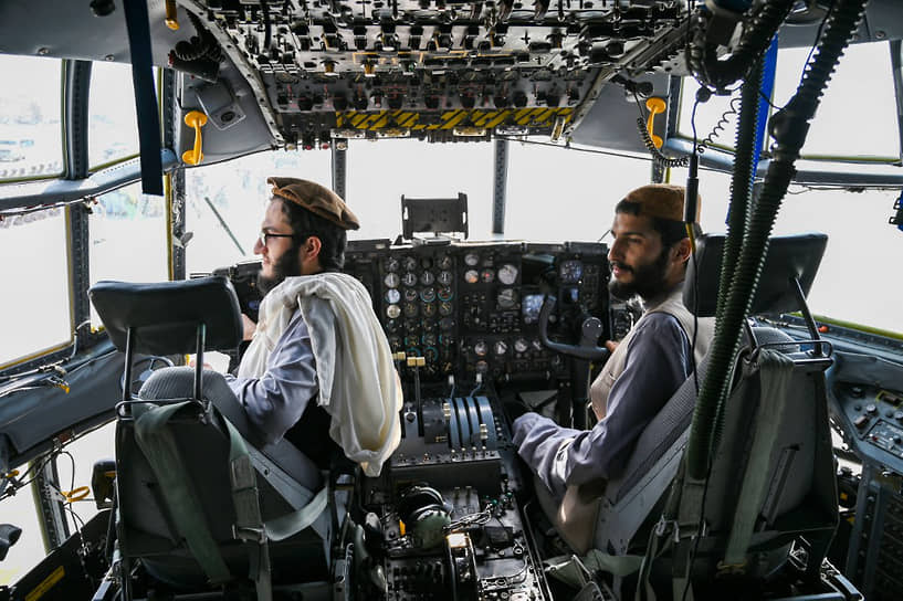 Талибы в кабине военно-транспортного самолета в аэропорту Кабула после того, как американские военные покинули Афганистан