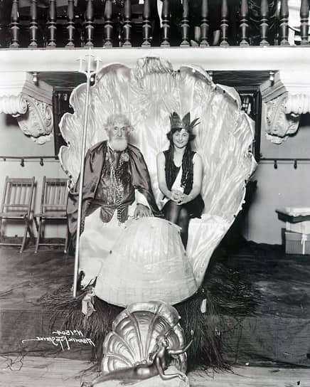 Маргарет Горман с королем подводного царства Нептуном (изобретатель бездымного пороха Хадсон Максим). На переднем плане главный приз конкурса — золотая русалка