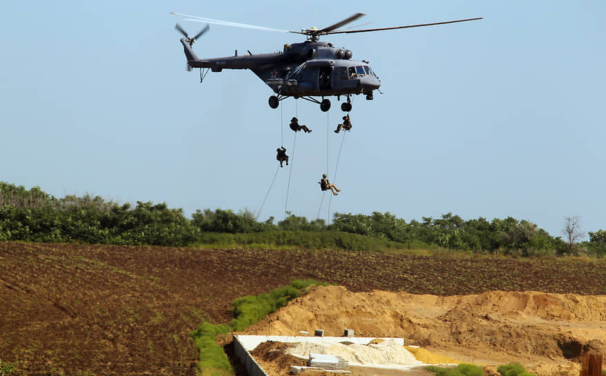 Динамический показ техники и вооружений округа в парке «Патриот» — высадка десанта с вертолета