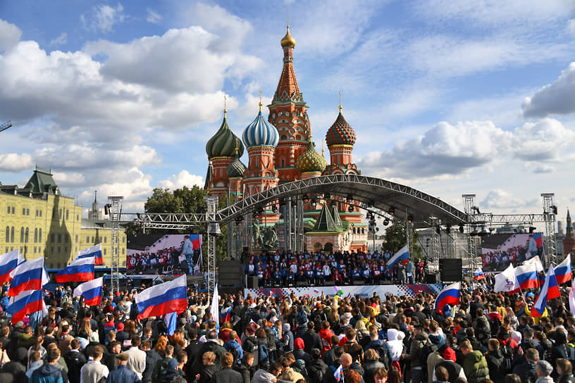 После возвращения паралимпийцев ждала праздничная поездка по Москве, конечной точкой которой стала Красная площадь. Поздравить участников Игр собрались их родные и близкие, а также представители спортивных федераций, известные артисты и деятели культуры