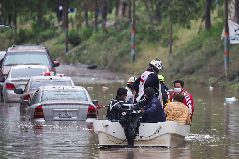 Тула, Мексика. Спасатели эвакуируют людей с затопленной территории 