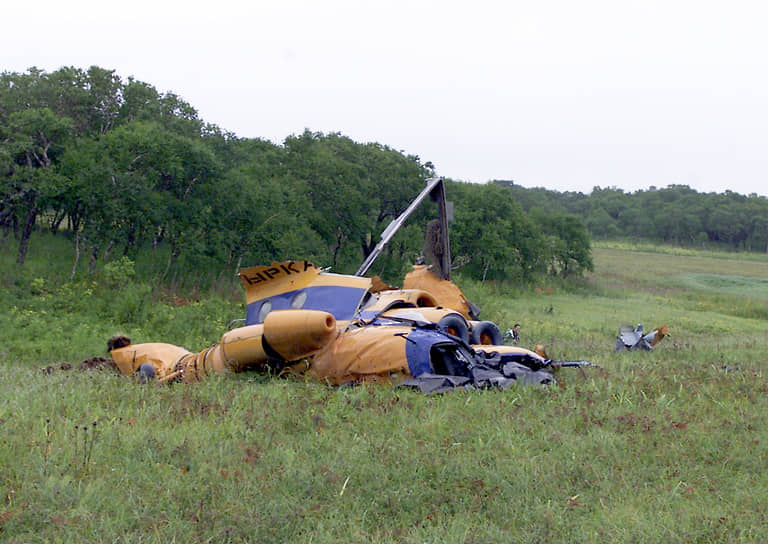 20 августа 2003 года при крушении Ми-8 на Сахалине погибли губернатор области Игорь Фархутдинов и еще 19 человек. Вертолет отклонился от курса в сложных метеоусловиях и врезался в сопку. По итогам проверок были аннулированы сертификаты трех из пяти камчатских авиапредприятий, закрыт аэропорт Халактырка
