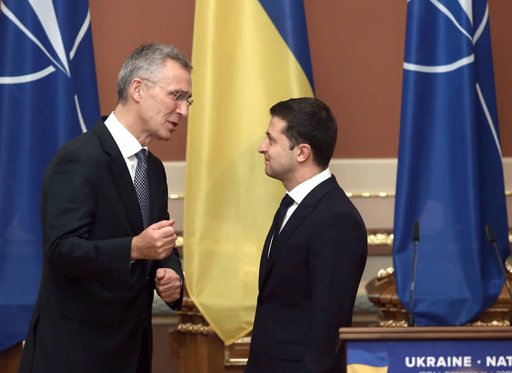 Генеральный секретарь НАТО Йенс Столтенберг (слева) и президент Украины Владимир Зеленский 