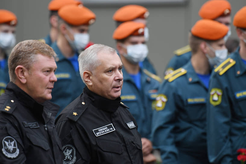 Помощник директора Федеральной службы войск национальной гвардии России Алексей Воробьев (справа) 