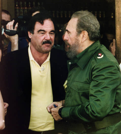 Оливер Стоун снял три документальных фильма о кубинском лидере Фиделе Кастро (на фото справа): «Команданте» (2003), «В поисках Фиделя» (2004) и «Кастро зимой» (2012). После смерти Кастро режиссер заявил: «Мое сердце разбито»