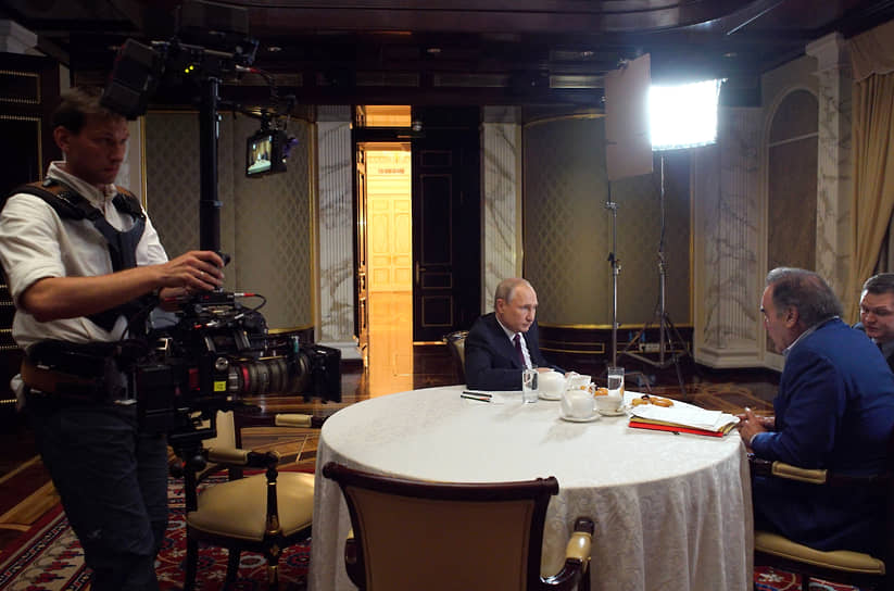 В 2017 году Оливер Стоун выпустил четырехсерийный документальный фильм «Интервью с Путиным» о президенте России. Кинолента вышла под слоганом «Знай своего врага»
&lt;BR> На фото: съемки фильма «Интервью с Путиным»   