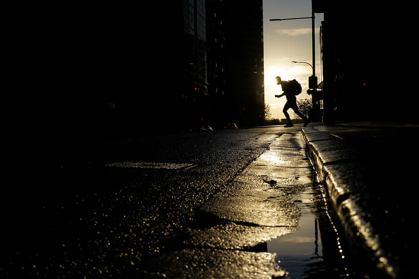Сидней, Австралия. Одинокий пешеход на улице во время локдауна, введенного для борьбы с COVID-19