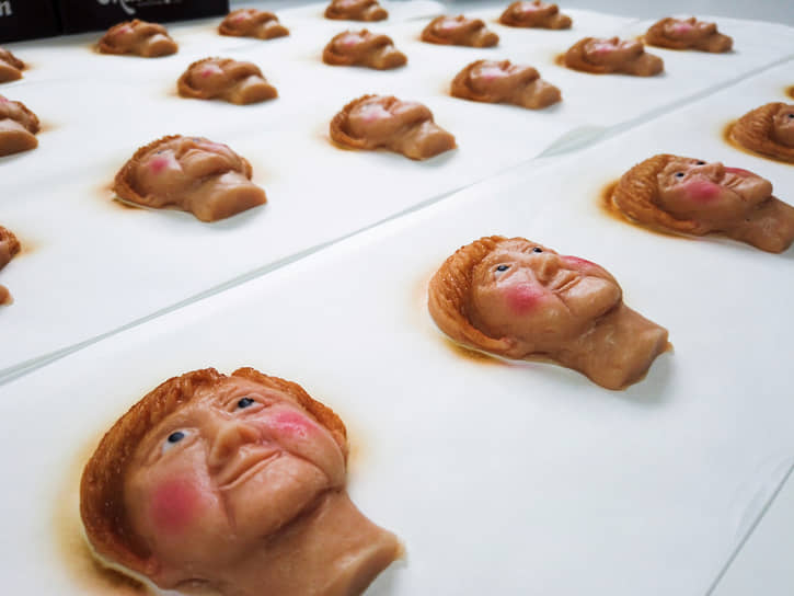 Вайльбах, Германия. Марципановое печенье с изображением канцлера Германии Ангелы Меркель, изготовленное немецким кондитером в преддверии выборов 26 сентября