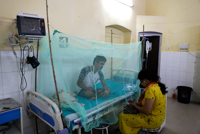 Аллахабад, Индия. Зараженный лихорадкой денге на лечении в больнице 