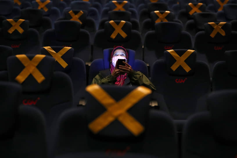 Джакарта, Индонезия. Зритель в зале в первый день открытия кинотеатров в городе после коронавирусных ограничений