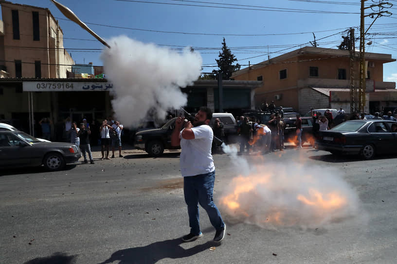 Баальбек, Ливан. Сторонник «Хезболлы» стреляет в воздух  из гранатомета в честь прибытия в страну иранских бензовозов