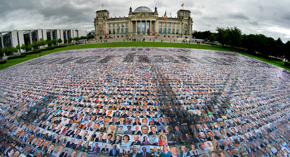 Берлин, Германия. Портреты политиков, разложенные перед зданием Рейхстага, в рамках акции против нарушений прав человека