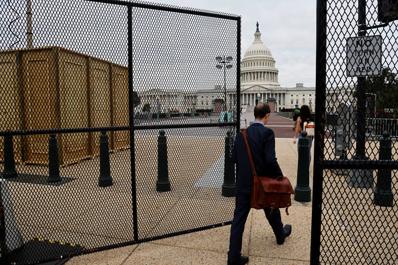 Забор, возведенный перед зданием Капитолия в Вашингтоне перед субботней акцией в поддержку участников митинга 6 января 