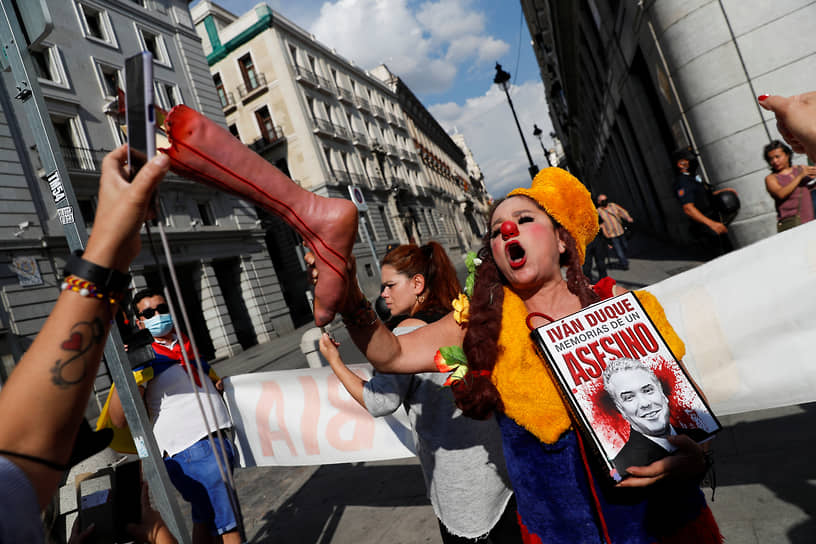 Мадрид, Испания. Активисты на митинге против визита президента Колумбии Ивана Дуке
