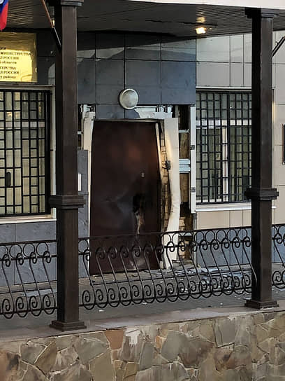 Взорванная дверь отделения полиции в воронежских Лисках