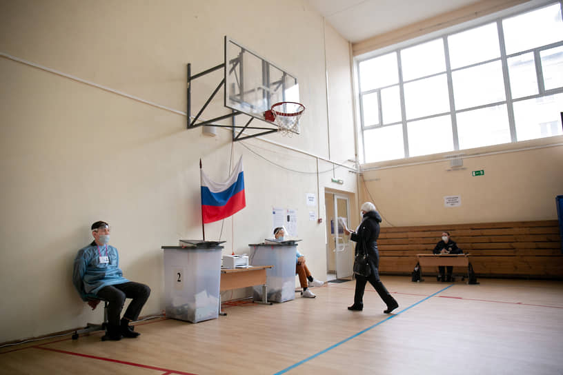 Екатеринбург. Избиратель на участке для голосования