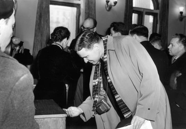 «Представители США осмотрели кабины для тайного голосования, интересовались процедурой подачи голосов, знакомились с бюллетенями» (на фото — профессор С. Блэк осматривает печать на урне для голосования. Москва, 16 марта 1958 года)