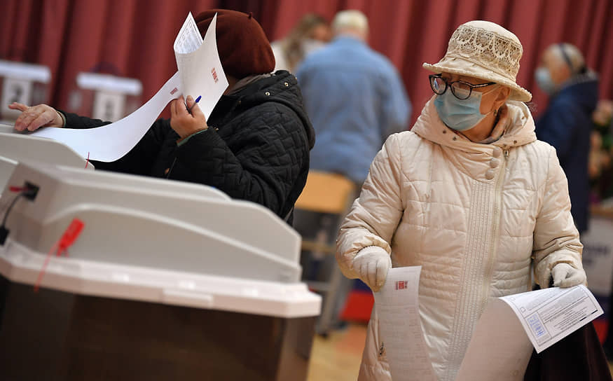 Москва. Избиратели во время голосования
