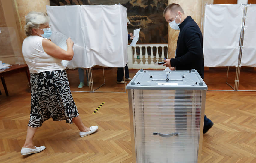 Волгоград. Избиратели во время голосования