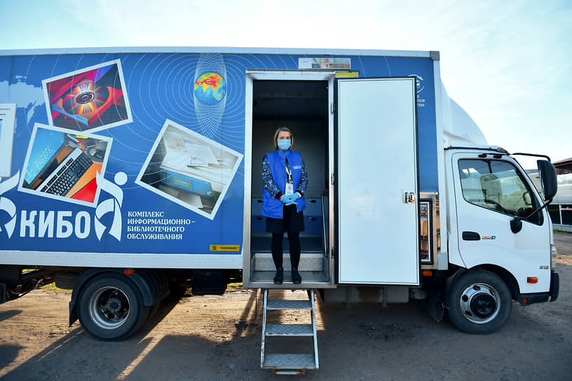 Деревня Чечевилово (Московская область). Сотрудник УИК перед входом на удаленный избирательный участок в автомобильном фургоне