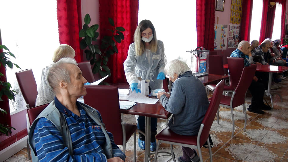 Деревня Васкелово (Ленинградская область). Избиратели во время выездного голосования в пансионате 