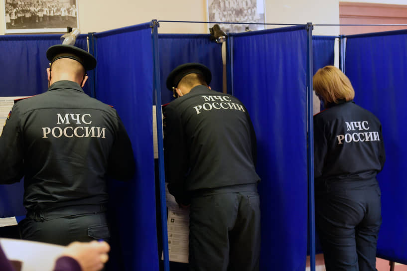 Новосибирск. Сотрудники МЧС на избирательном участке