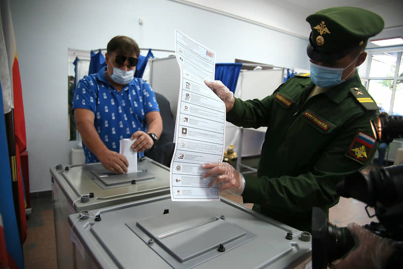 Ростов-на-Дону. Военнослужащий во время голосования на избирательном участке в помещении средней школы №53