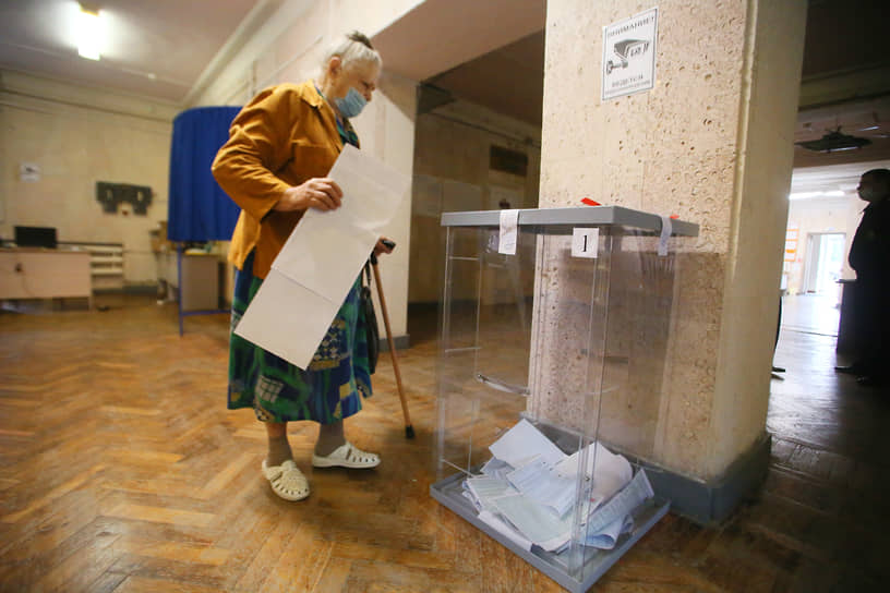 Ростов-на-Дону. Избиратель во время голосования в помещении Ростовского авиационного колледжа