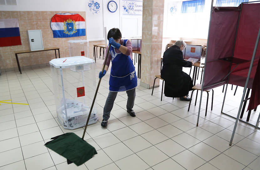 Самара. Избиратель во время голосования