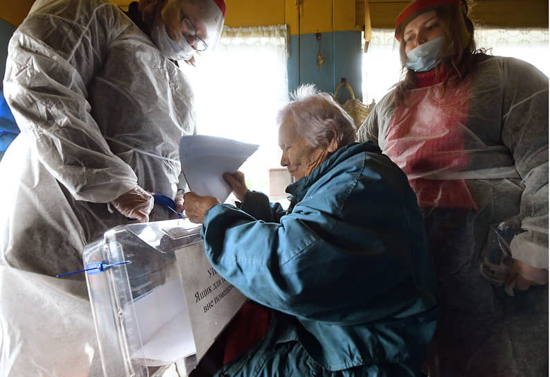 Село Шапки (Ленинградская область). Избиратели во время выездного голосования