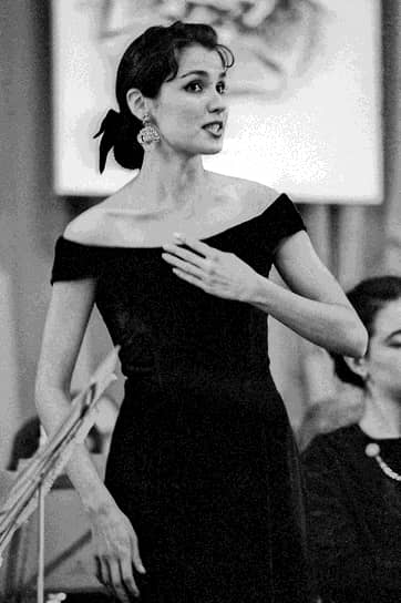 В 1993 году стала победительницей проходившего в Смоленске Всероссийского конкурса вокалистов им. М. И. Глинки (на фото), после чего получила приглашение в Мариинский театр. В том же году дебютировала на его сцене в партии Сюзанны в опере «Свадьба Фигаро»
