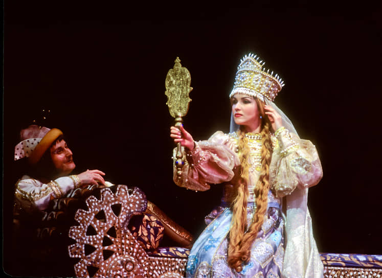 В 2000 году Анна Нетребко дебютировала в театре «Метрополитен-опера» в Нью-Йорке с партией Наташи Ростовой в постановке «Война и мире». Также на сцене этого театра исполняла партию Людмилы  в опере «Руслан и Людмила» (на фото)
